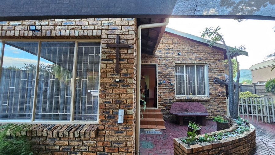 4 Bedroom Property for Sale in Geelhoutpark North West